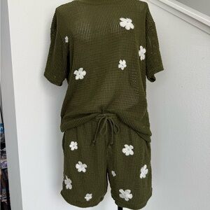 2 Piece Set Waffle Knit Crochet Green Daisy Floral Shorts And Shirt Set Medium